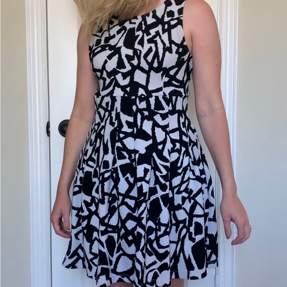 Forever 21 Black & White floral dress - XS